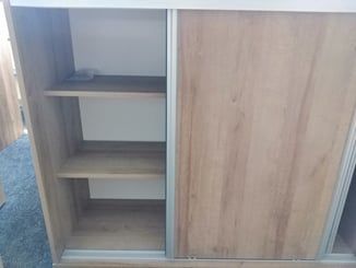 KOMODA 139 S POSUVNÝMI DVÍŘKY - náhled vnitřku levá strana