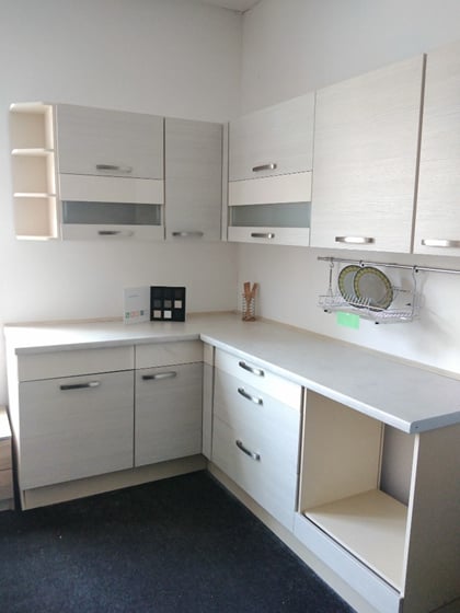 Kuchyňská linka Lada XL rohová 160x210 cm bílá vanilka lesk včetně desky