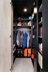 ROHOVÁ ŠATNÍ SKŘÍŇ PLANET PL1 135/190/135 CM  - vnitřek černé skříně 